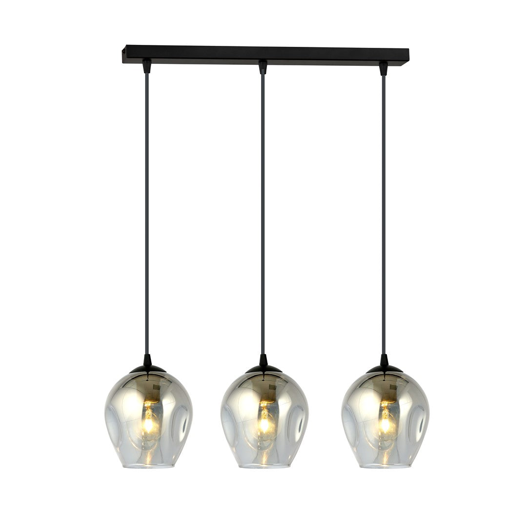 Zwarte hanglamp met drie grafietkleurige glazen kappen aan dunne snoeren onder een langwerpige plafondplaat