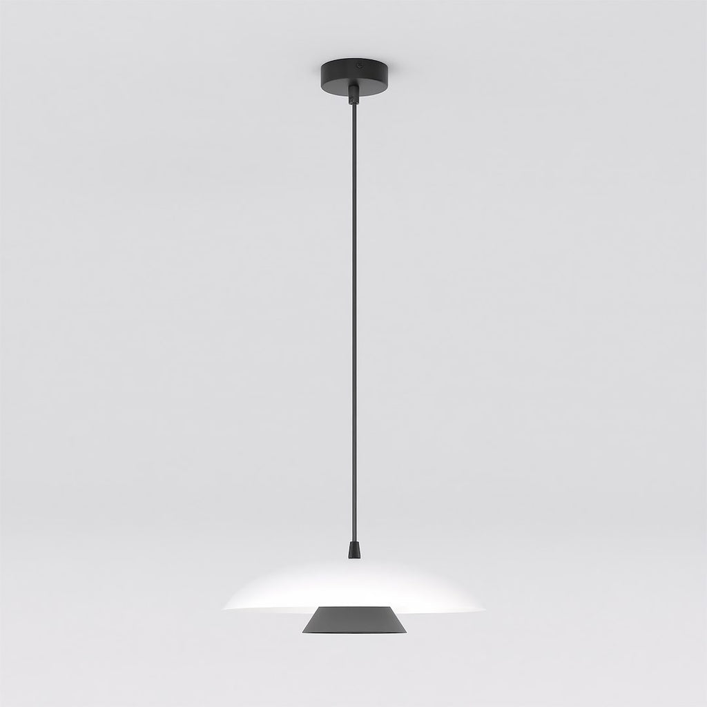 Witte hanglamp met brede koepelvormige kap en zwart middenstuk aan een dunne zwarte ophanging