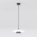 Witte hanglamp met brede koepelvormige kap en zwart middenstuk aan een dunne zwarte ophanging