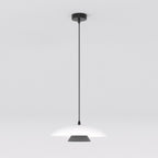 Witte hanglamp met brede koepelvormige kap en zwart middenstuk aan een dunne zwarte ophanging