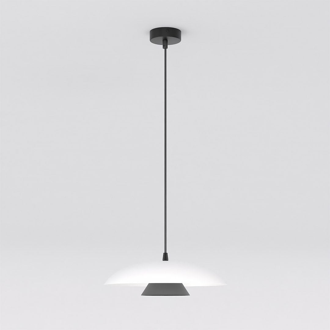 Witte hanglamp met brede koepelvormige kap en zwart middenstuk aan een dunne zwarte ophanging