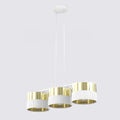 Witte hanglamp met drie cilindrische kappen met goudkleurige accenten en gouden binnenkant, aan twee dunne witte stangen