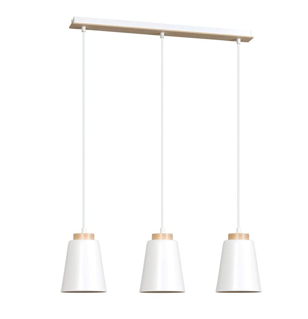 Witte hanglamp met drie stalen kappen met houten accenten aan een langwerpige plafondplaat van hout en wit