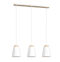 Witte hanglamp met drie stalen kappen met houten accenten aan een langwerpige plafondplaat van hout en wit