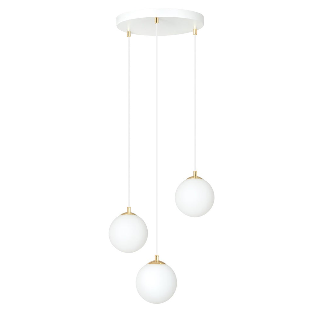 Witte hanglamp met drie ronde glazen kappen op verschillende hoogtes aan een ronde witte plafondplaat met gouden details