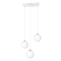 Witte hanglamp met drie ronde glazen kappen op verschillende hoogtes aan een ronde witte plafondplaat met gouden details