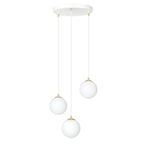 Witte hanglamp met drie ronde glazen kappen op verschillende hoogtes aan een ronde witte plafondplaat met gouden details