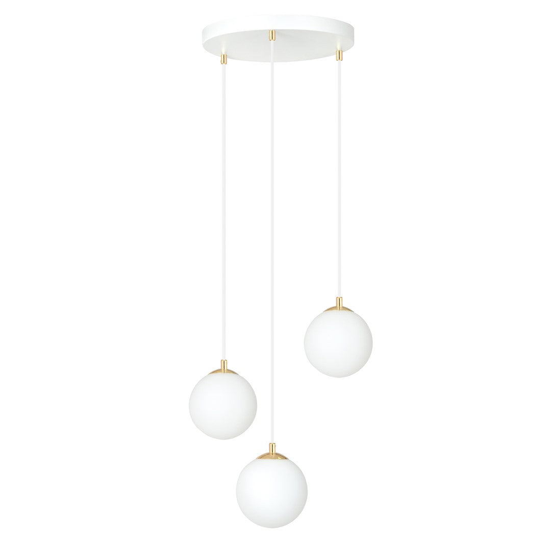 Witte hanglamp met drie ronde glazen kappen op verschillende hoogtes aan een ronde witte plafondplaat met gouden details