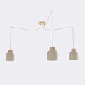 Hanglamp met drie beige metalen kappen met houten accenten aan beige snoeren vanaf een ronde plafondplaat