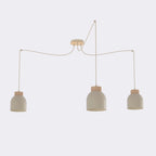 Hanglamp met drie beige metalen kappen met houten accenten aan beige snoeren vanaf een ronde plafondplaat
