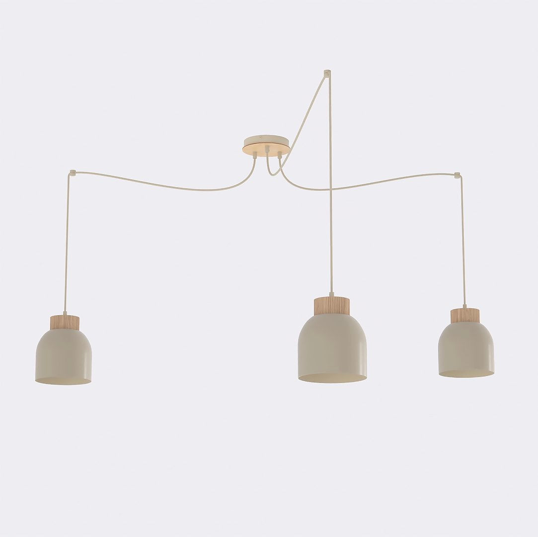 Hanglamp met drie beige metalen kappen met houten accenten aan beige snoeren vanaf een ronde plafondplaat