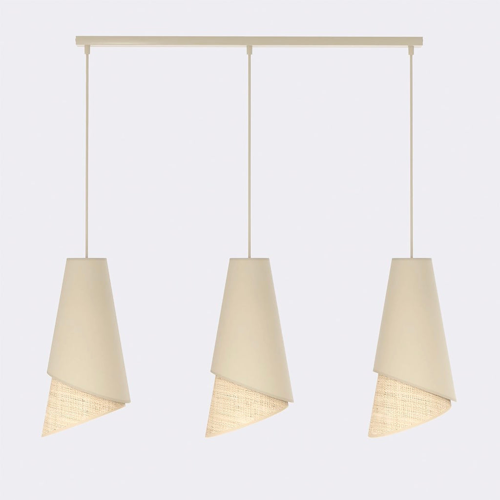 Hanglamp met drie conische kappen in crème en naturel geweven structuur, opgehangen aan een lange balk