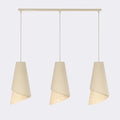 Hanglamp met drie conische kappen in crème en naturel geweven structuur, opgehangen aan een lange balk