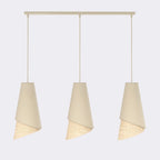 Hanglamp met drie conische kappen in crème en naturel geweven structuur, opgehangen aan een lange balk