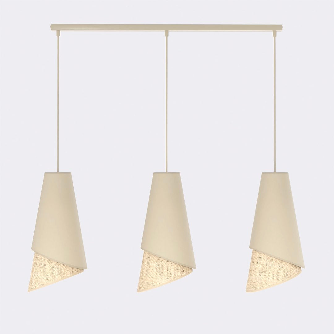 Hanglamp met drie conische kappen in crème en naturel geweven structuur, opgehangen aan een lange balk