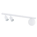Witte plafondlamp met lange balk, twee richtbare spots en een matwitte glazen bol