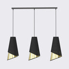 Hanglamp met drie zwarte stoffen kappen met goudkleurige binnenkant aan een zwarte balk