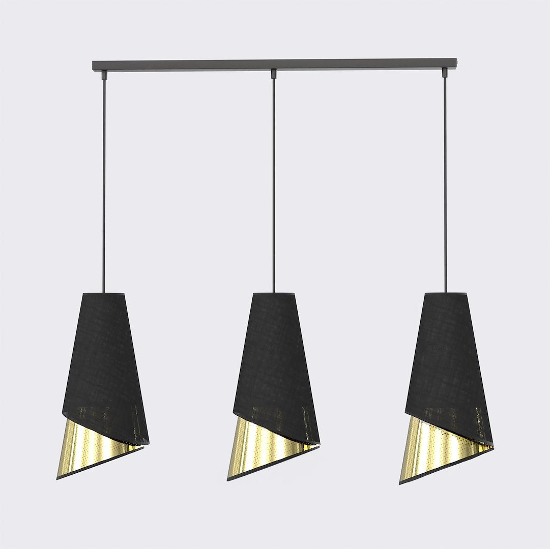 Hanglamp met drie zwarte stoffen kappen met goudkleurige binnenkant aan een zwarte balk