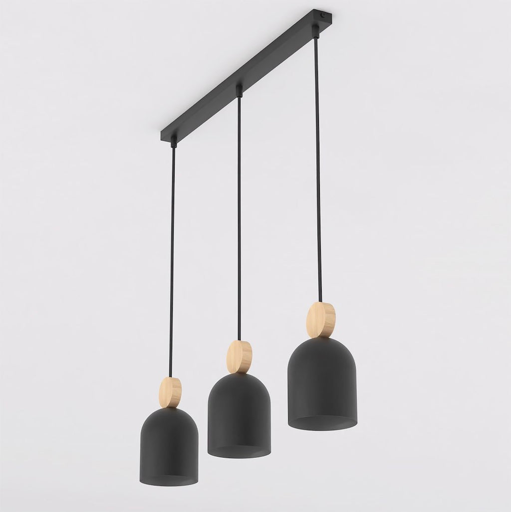 Zwarte hanglamp met drie capsulevormige kappen en houten accenten aan een langwerpige zwarte plafondplaat