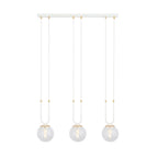 Witte hanglamp met drie transparante glazen bolkappen en gouden details aan een langwerpige luifel