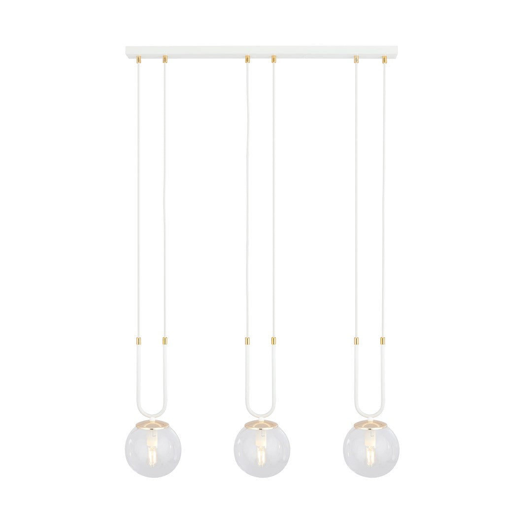 Witte hanglamp met drie transparante glazen bolkappen en gouden details aan een langwerpige luifel