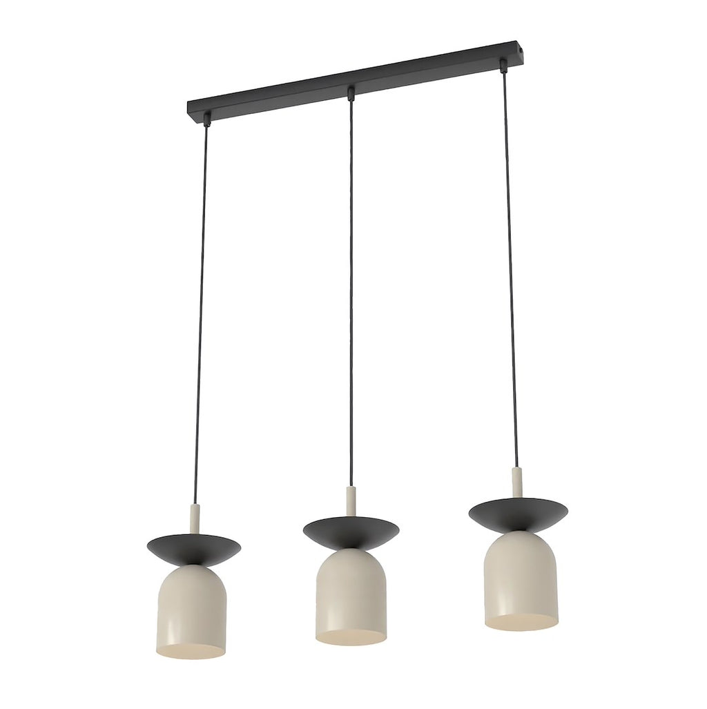Hanglamp met drie mokkakleurige kappen en zwarte schalen aan een zwarte balk