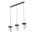Hanglamp met drie lichtgrijze kappen en zwarte schijfjes aan een zwarte balk