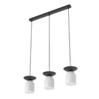 Hanglamp met drie lichtgrijze kappen en zwarte schijfjes aan een zwarte balk