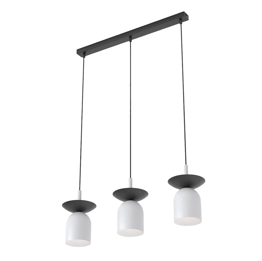 Hanglamp met drie lichtgrijze kappen en zwarte schijfjes aan een zwarte balk