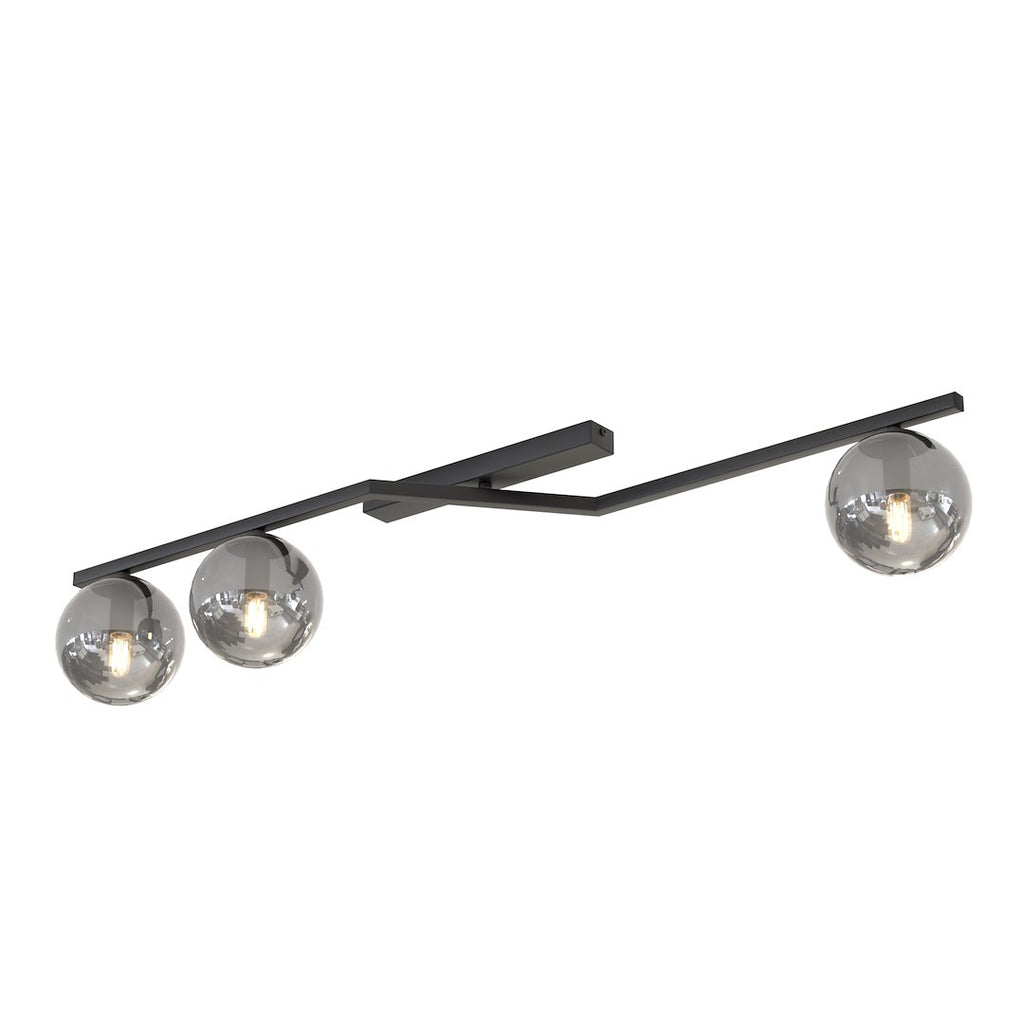 Zwarte plafondlamp met langwerpig frame en drie bolvormige grafiet glazen kappen met zichtbare lichtbronnen