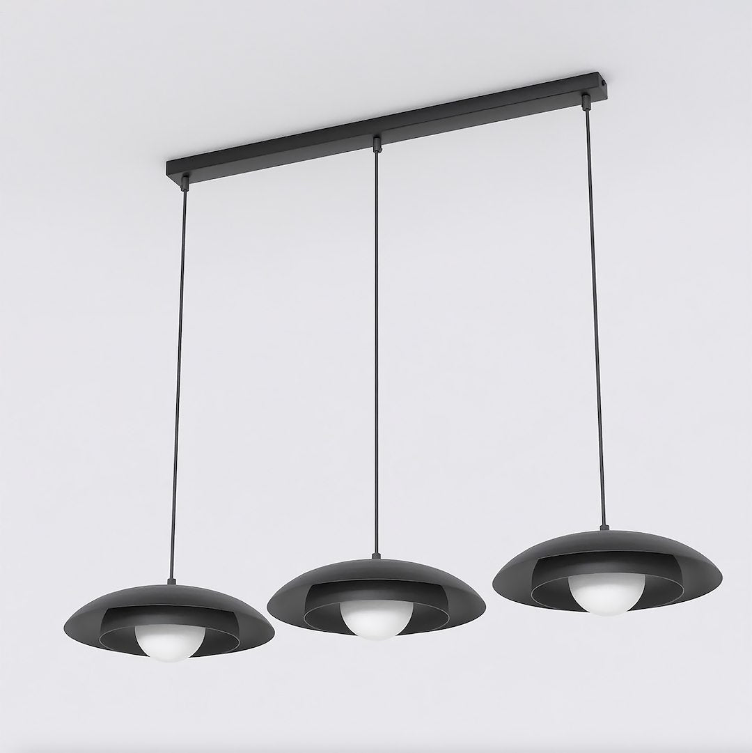Zwarte hanglamp met drie schijfvormige kappen aan een lange plafondbalk, met zichtbare witte lichtbollen