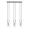Zwarte hanglamp met drie transparante glazen bollen en gouden details aan een langwerpige plafondkap