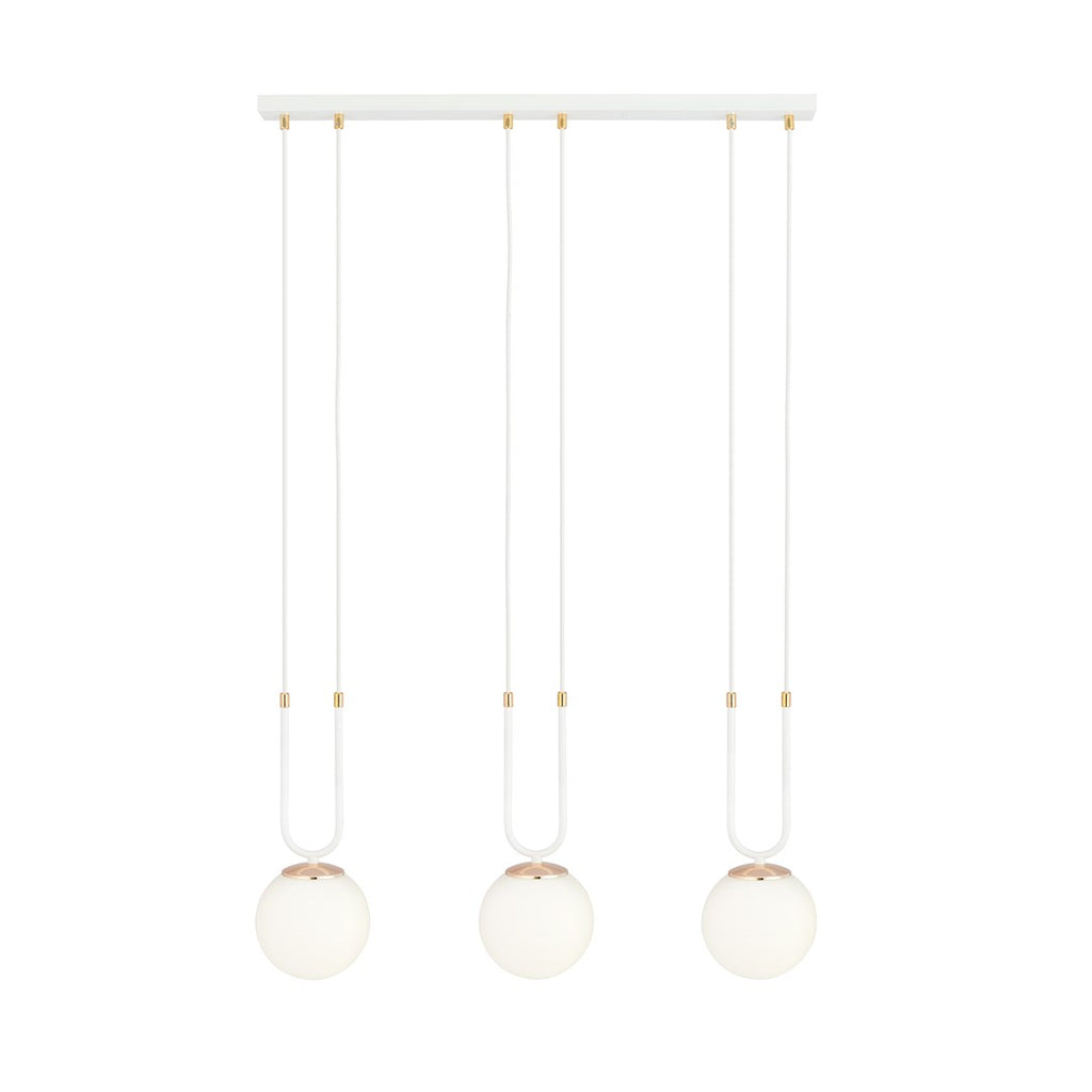 Witte hanglamp met drie opaalwitte glazen bollen en goudkleurige details aan een rechthoekige plafondplaat