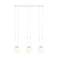 Witte hanglamp met drie opaalwitte glazen bollen en goudkleurige details aan een rechthoekige plafondplaat