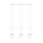 Witte hanglamp met drie opaalwitte glazen bollen en goudkleurige details aan een rechthoekige plafondplaat