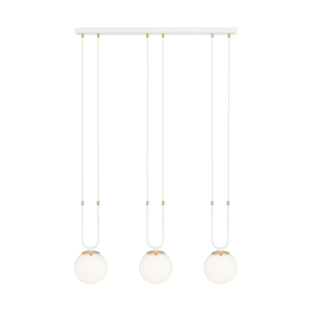 Witte hanglamp met drie opaalwitte glazen bollen en goudkleurige details aan een rechthoekige plafondplaat