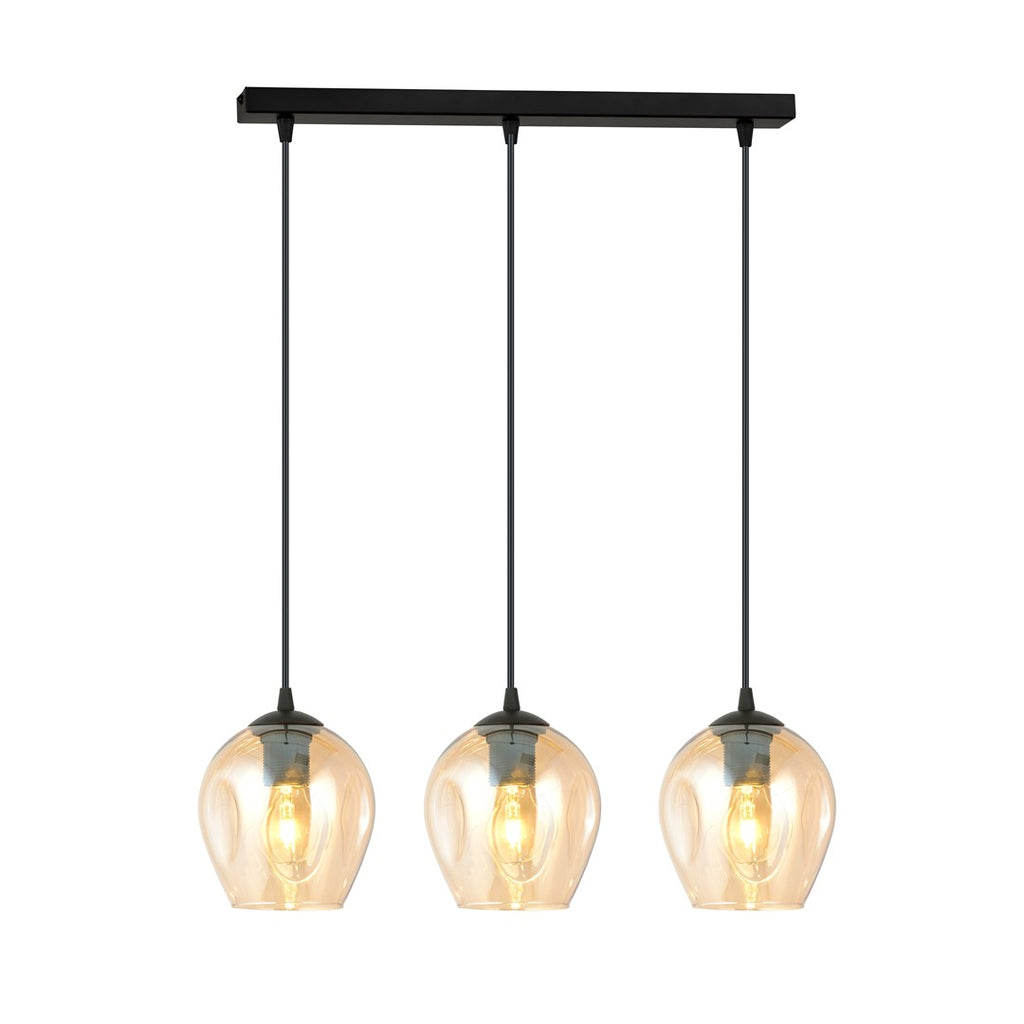 Hanglamp met drie amberkleurige glazen kappen aan een zwarte balk met zwarte snoeren