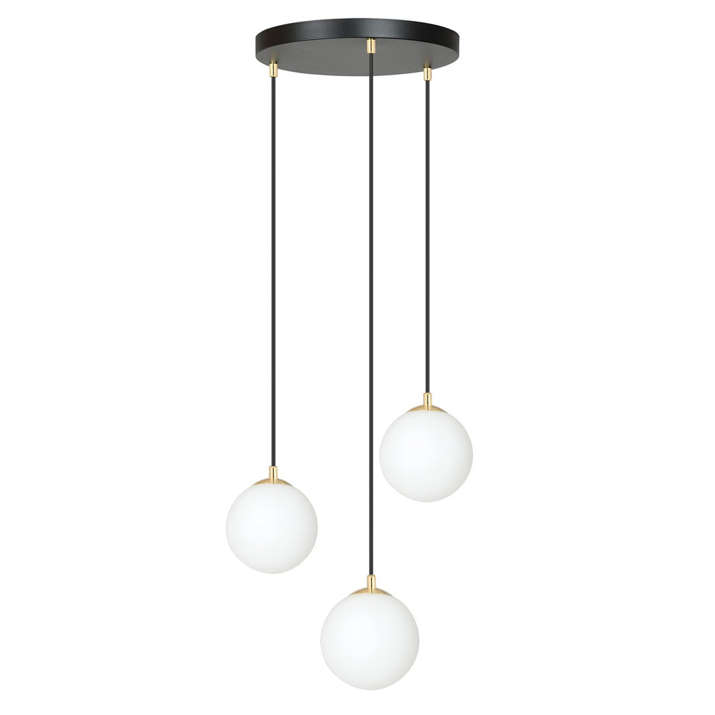 Hanglamp met zwarte ronde plafondplaat en drie witte glazen bollen aan zwarte snoeren met gouden details