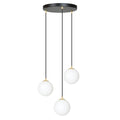 Hanglamp met zwarte ronde plafondplaat en drie witte glazen bollen aan zwarte snoeren met gouden details