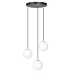 Hanglamp met zwarte ronde plafondplaat en drie witte glazen bollen aan zwarte snoeren met gouden details