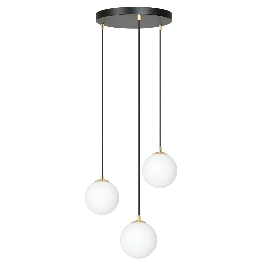Hanglamp met zwarte ronde plafondplaat en drie witte glazen bollen aan zwarte snoeren met gouden details