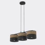 Hanglamp met drie cilindrische kappen in bruine stof en zwart geperforeerd metaal, opgehangen aan een zwarte balk