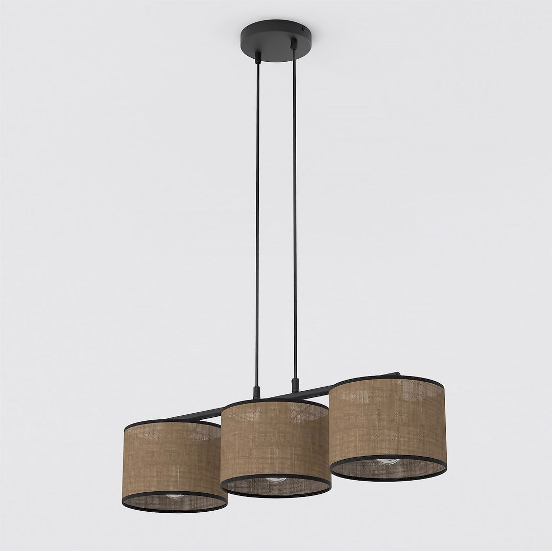 Hanglamp met drie bruine stoffen kappen met zwarte rand aan een zwart frame en twee dunne stangen