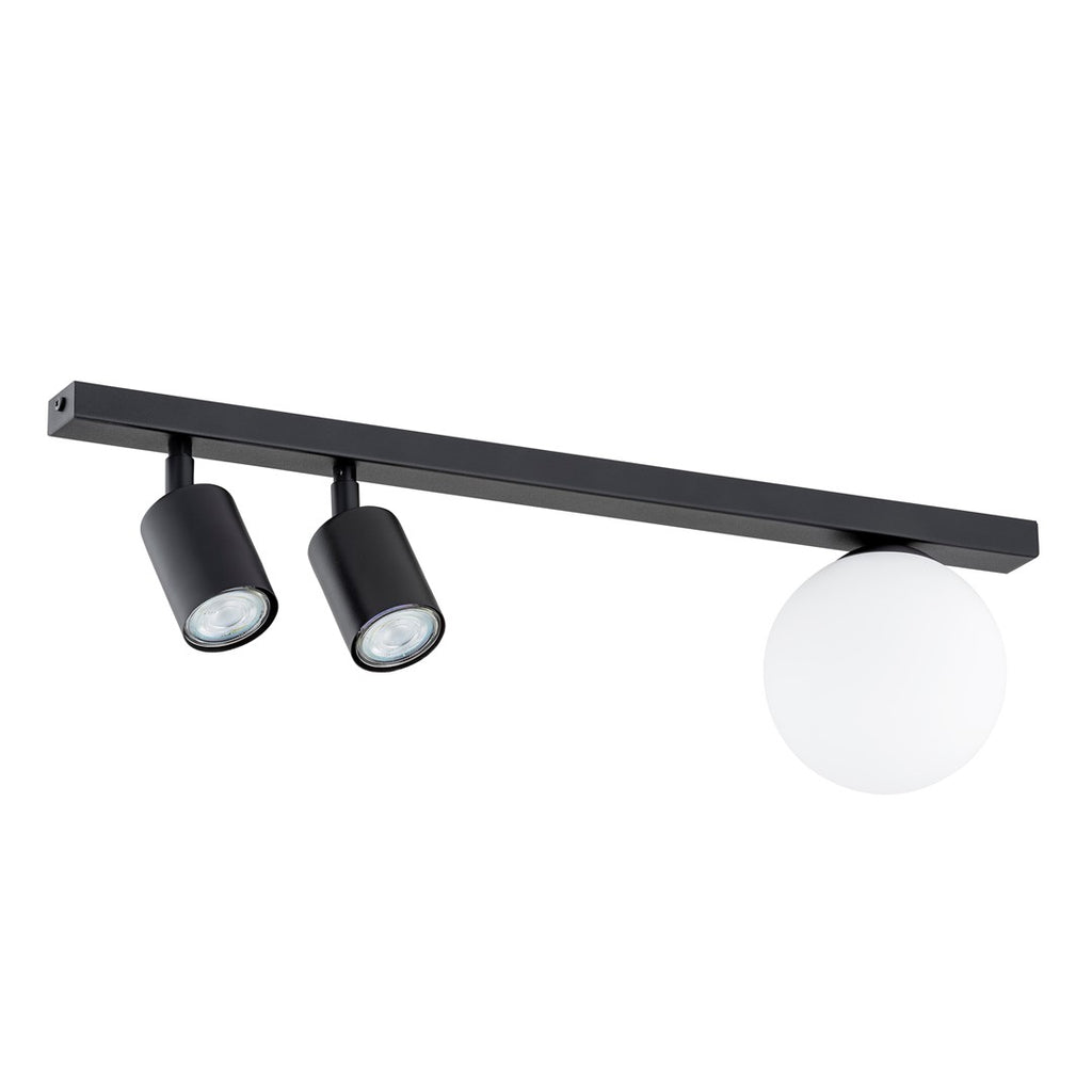 Zwarte plafondlamp met twee draaibare spots en een witte glazen bol aan een smalle zwarte balk