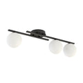 Zwarte plafondlamp met drie matte witte bolkappen op een smal stalen frame