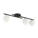 Zwarte plafondlamp met drie matte witte bolkappen op een smal stalen frame