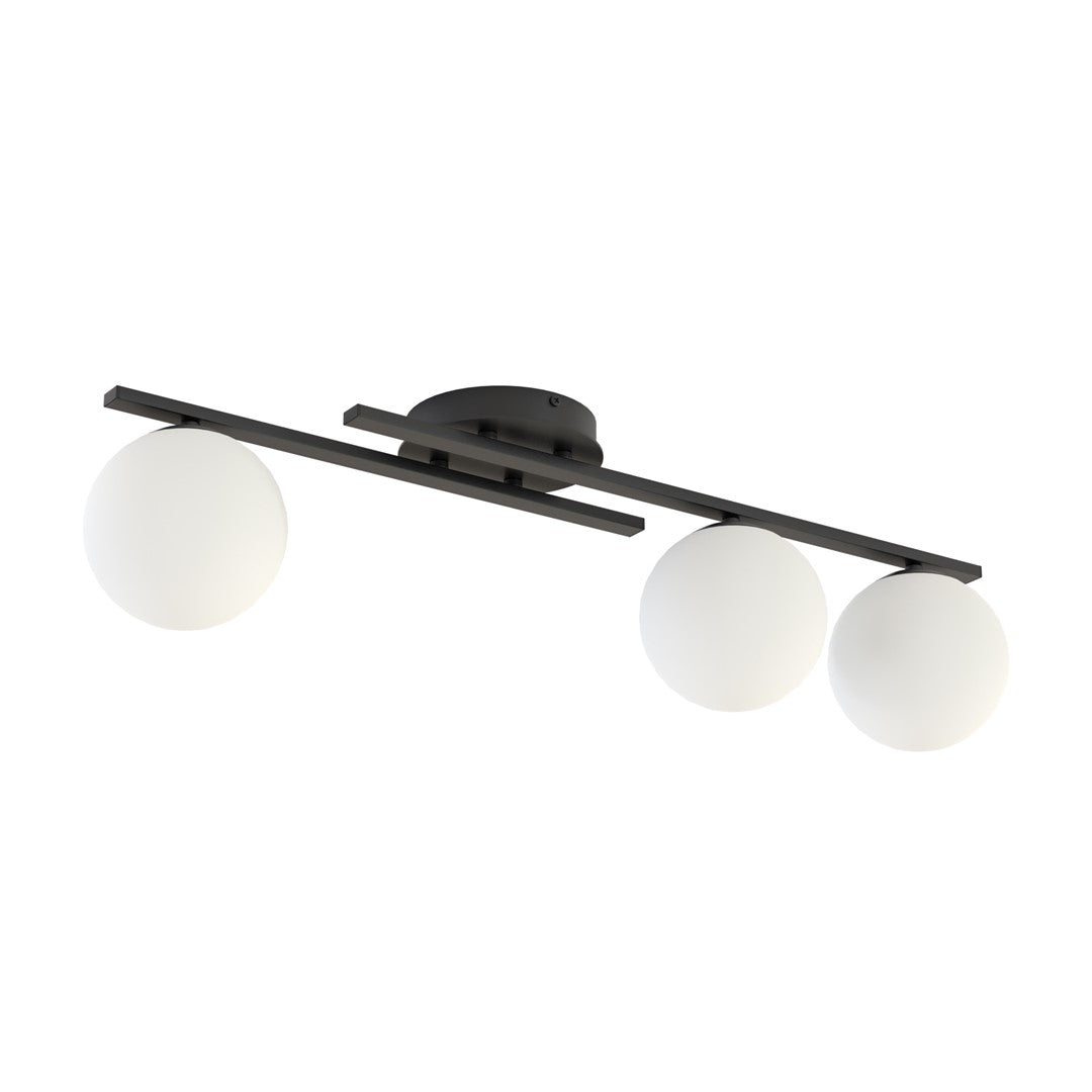 Zwarte plafondlamp met drie matte witte bolkappen op een smal stalen frame