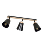 Zwarte plafondlamp met drie spots op een balk met houten accenten