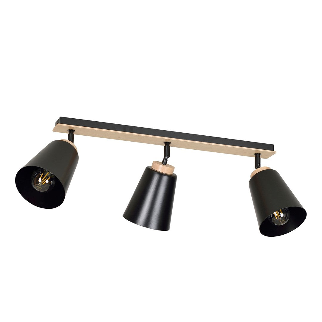 Zwarte plafondlamp met drie spots op een balk met houten accenten