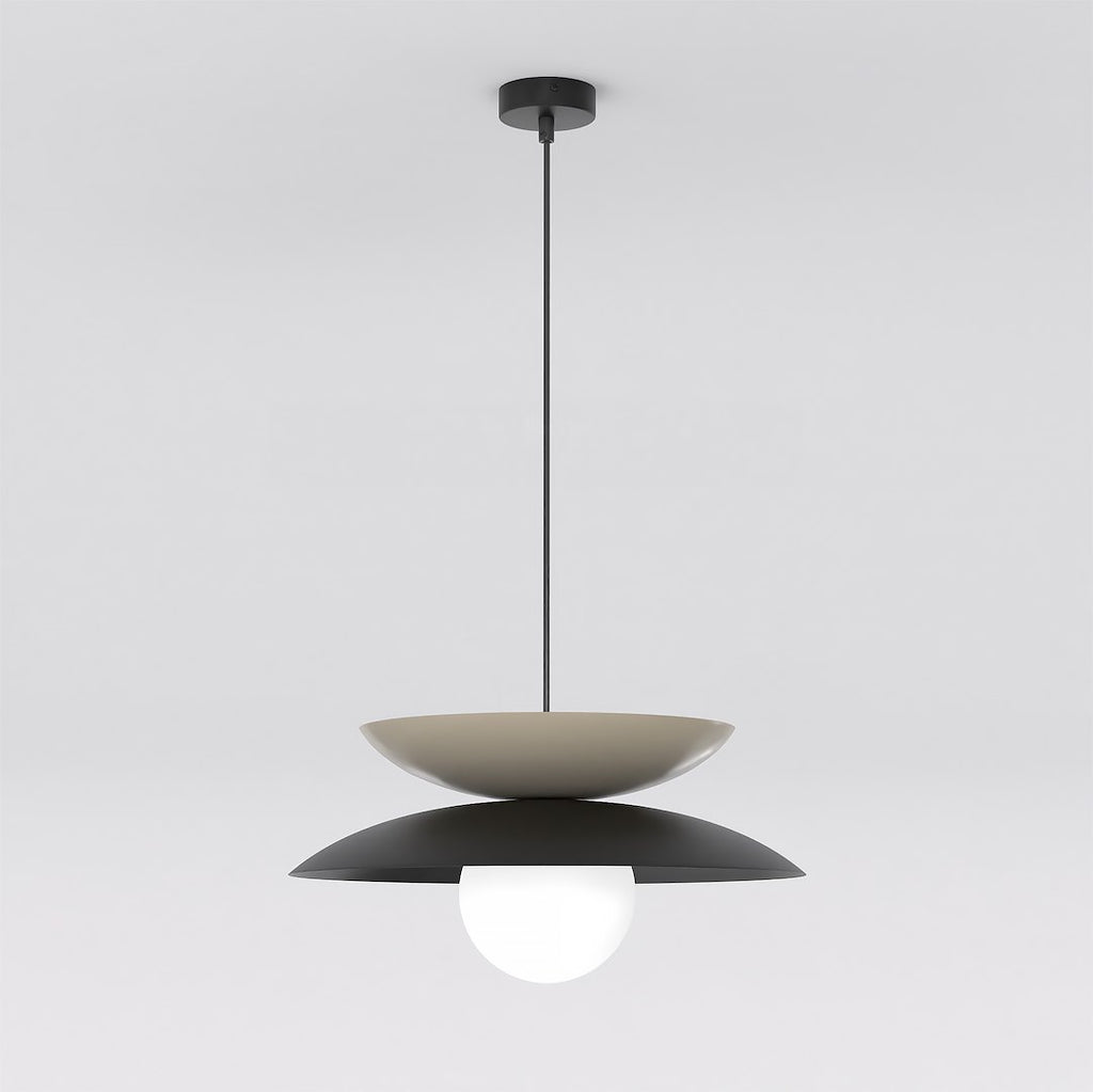 Hanglamp met zwarte en beige metalen schijven en een witte glazen bol aan een dunne zwarte stang